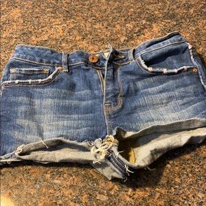 Bullhead Highrise frayed denim shorts.